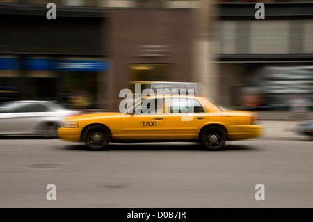 Un excès de taxi floue urban city street Banque D'Images