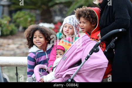 Les enfants d'Heidi Klum Henry Johan Riley Leni et Lou Sulola sortir shopping du Grove avec leur grand-mère Erna Klum et Banque D'Images