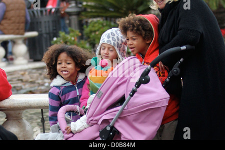 Les enfants d'Heidi Klum Henry Johan Riley Leni et Lou Sulola sortir shopping du Grove avec leur grand-mère Erna Klum et Banque D'Images