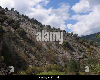 Randonnée dans la réserve naturelle de Cazorla Sierrra en Andalousie Espagne, la montagne avec une rare motif carré sur la surface Banque D'Images