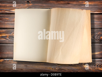 Livre ouvert sur une table en bois brun Banque D'Images