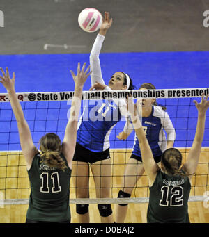 17 novembre 2012 - Rio Rancho, NM, États-Unis - Greg Sorber -- Bosque Lexi de Grady, 11, les crampons le ballon au-dessus de Texico Chasity Sharp, 11, et Kimber Harrison, 12, au cours de la 2A du championnat de l'État partie à l'Santan Ana Star Center le samedi 17 novembre, 2012. (Crédit Image : © Greg Sorber/Albuquerque Journal/ZUMAPRESS.com) Banque D'Images