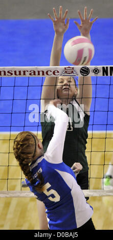 17 novembre 2012 - Rio Rancho, NM, États-Unis - Greg -- Sorber Texico's Chasity Sharp passe à bloquer le tir de Bosque's Alyson Murphy, 5, au cours de la 2A du championnat de l'État partie à l'Santan Ana Star Center le samedi 17 novembre, 2012. (Crédit Image : © Greg Sorber/Albuquerque Journal/ZUMAPRESS.com) Banque D'Images