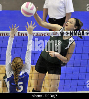 17 novembre 2012 - Rio Rancho, NM, États-Unis - Greg -- Sorber Texico's Shaylee Anderson, 7 pointes, le ballon au-dessus du Bosque Alyson Murphy, 5, au cours de la 2A du championnat de l'État partie à l'Santan Ana Star Center le samedi 17 novembre, 2012. (Crédit Image : © Greg Sorber/Albuquerque Journal/ZUMAPRESS.com) Banque D'Images