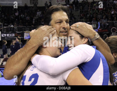 17 novembre 2012 - Rio Rancho, NM, États-Unis - Greg Sorber -- Bosque coach Scott Grady hugs Grace Riccobene, gauche, et Lexi Grady, droit, après les Bobcats a remporté le championnat de l'état 2A au Santan Ana Star Center le samedi 17 novembre, 2012. (Crédit Image : © Greg Sorber/Albuquerque Journal/ZUMAPRESS.com) Banque D'Images