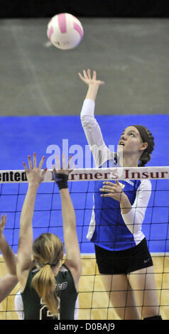 17 novembre 2012 - Rio Rancho, NM, États-Unis - Greg Sorber -- Bosque's Dani Rae Wascher hits plus de Texico's Shelby Vannatta durant la 2A du championnat de l'État partie à l'Santan Ana Star Center le samedi 17 novembre, 2012. (Crédit Image : © Greg Sorber/Albuquerque Journal/ZUMAPRESS.com) Banque D'Images