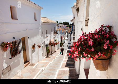 Rue typique dans le village blanc de Mijas Malaga Costa del Sol Andalousie Espagne Banque D'Images