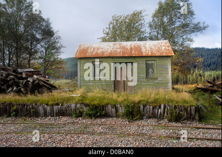 Une voie de chemin de fer platelayers hut avec windows peint avec des rideaux en dentelle et des vases à Rannoch Station sur la West Highland Line, les Highlands écossais. Banque D'Images