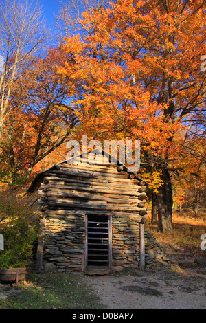 Bâtiment de stockage, les roches à bosse ferme, Blue Ridge Parkway, Virginia, USA Banque D'Images