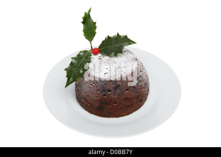 Le pudding de Noël sur un plateau décoré de houx et saupoudrés de sucre glace isolés contre white Banque D'Images