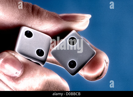 Abstract woman's hand holding paire de dés Banque D'Images