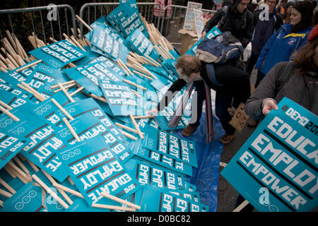 21 novembre 2012. London UK. Une manifestation étudiante organisée par l'Union nationale des étudiants contre l'éducation et l'augmentation des réductions des frais de scolarité universitaires Banque D'Images