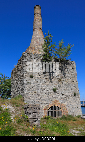 Ancien four à chaux sur le port dans la ville d'Faaroesund sur l'île suédoise de Gotland en mer Baltique Banque D'Images