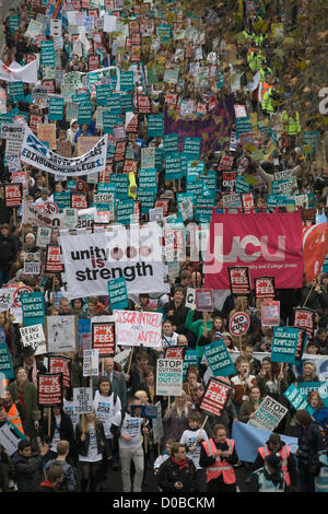 21 novembre 2012. London UK. Une manifestation étudiante organisée par l'Union nationale des étudiants contre l'éducation et l'augmentation des réductions des frais de scolarité universitaires Banque D'Images