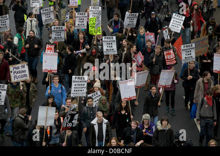 21 novembre 2012. London UK. Une manifestation étudiante organisée par l'Union nationale des étudiants contre l'éducation et l'augmentation des réductions des frais de scolarité universitaires Banque D'Images