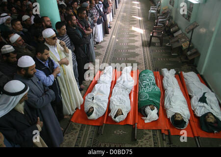 Le 21 novembre 2012 - Rafah, bande de Gaza - des Palestiniens en deuil prier sur le corps de cinq Palestiniens tués dans la région de frappes israéliennes au cours de leurs funérailles. (Crédit Image : © Eyad Al Baba/APA Images/ZUMAPRESS.com) Banque D'Images