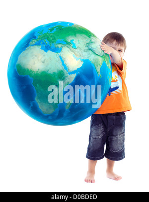 Cute little boy holding globe bleu, planète terre dans ses mains, photo conceptuelle isolé sur fond blanc. Banque D'Images