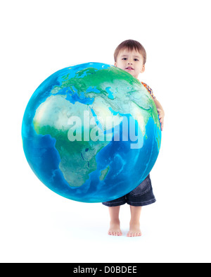 Little Boy holding world blue planet Earth globe dans ses mains, photo conceptuelle isolé sur fond blanc. Banque D'Images