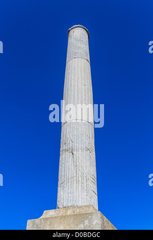 Colonne sur fond de ciel bleu (grec / romain) Banque D'Images