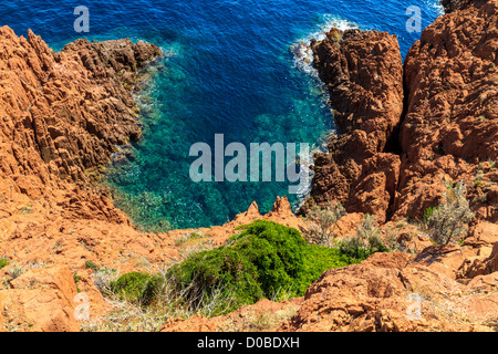 Belle côte pittoresque sur la côte d'Azur proche de Cannes, France Banque D'Images