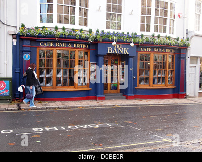 La Banque d'un café-bar à Barnstaple Devon, Angleterre 21 novembre 2012 UK Banque D'Images