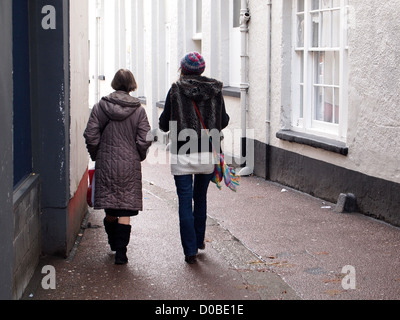 Mère et fille en rue de comté, Devon, Angleterre, Royaume-Uni, , 21 novembre 2012 Banque D'Images