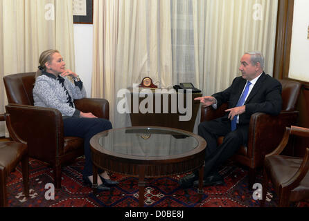 La secrétaire d'Etat américaine, Hillary Rodham Clinton se réunit avec le Premier ministre israélien Benjamin Netanyahu, le 21 novembre 2012 à Jérusalem, Israël. Clinton est en Israël pour aider à négocier un cessez-le-feu entre Israël et le Hamas. Banque D'Images