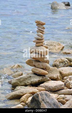 Structure de pierre primitive sur côte rocheuse. Les roches équilibrées par l'eau de mer. Banque D'Images