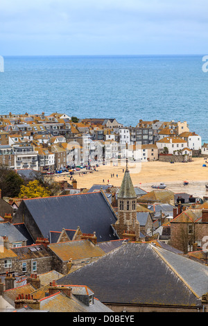 Village balnéaire de St Ives, Cornwall, UK. Haut de toit Vue sur le port Banque D'Images