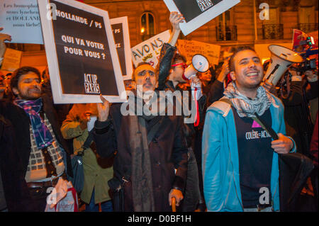 Paris, France, mariage pro-gay, manifestations pour l'égalité, par les groupes français LGTB, Siège socialiste, activistes ACT Up portant des signes de protestation gay, (Fred Navarro, Pierre) mouvement pour l'égalité du mariage, manifestations pour les droits civils, MANIFESTATIONS ACT UP, droits des homosexuels de LGBTQIA Banque D'Images