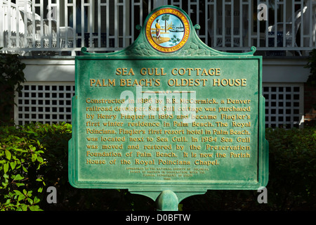 En dehors de la plaque Sea Gull Cottage, la plus ancienne maison de Palm Beach, Treasure Coast, Florida, USA Banque D'Images