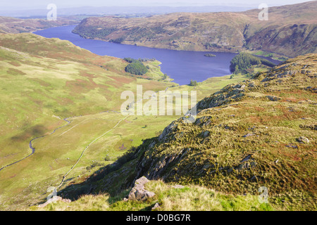 Haweswater et Riggindale Beck de Crag rugueux dans le Lake District. Banque D'Images