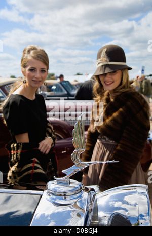 Modèles en habits d'Époque posant derrière Hood Ornament on Vintage à la Cadillac 2012 Concours d'elégance à Churchill Downs Banque D'Images