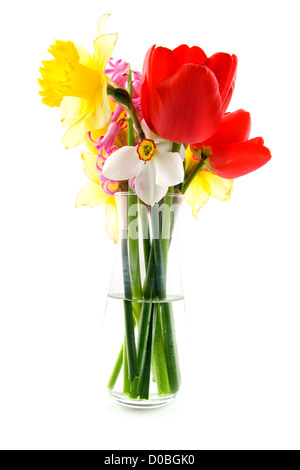 Bouquet de fleurs printanières dans un vase, isolé sur fond blanc Banque D'Images