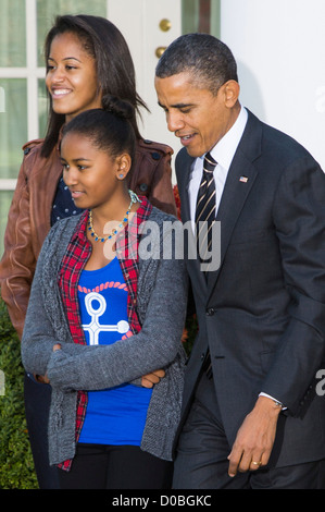 Le président Barack Obama réhabilitations la dinde de Thanksgiving National avec ses filles Sasha et Malia. Banque D'Images