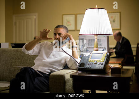 Le président américain Barack Obama des entretiens avec le Premier Ministre Benjamin Netanyahu d'Israël lors d'un appel téléphonique à partir de son hôtel suite 19 novembre 2012 à Phnom Penh, Cambodge. Banque D'Images