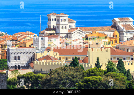 Vue panoramique de Monaco avec palace (Château Grimaldi), vieille ville, Cathédrale et Musée Océanographique Banque D'Images