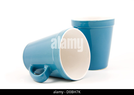 Deux tasses à café bleu isolé sur fond blanc Banque D'Images