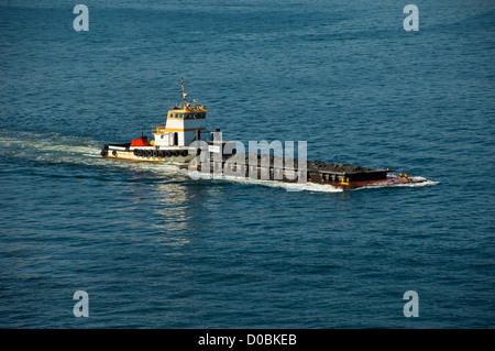 Tugboat pushing une barge sur le Puget Sound, Seattle, Washington, USA Banque D'Images