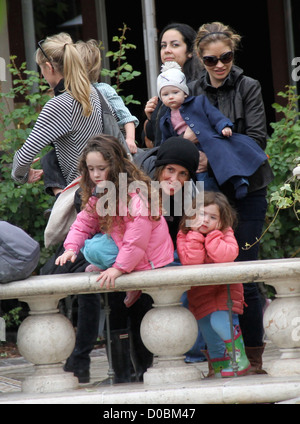 Rebecca Gayheart prend son fils avec l'actrice shopping Soleil Moon Frye et ses deux filles au bosquet à Hollywood Los Banque D'Images