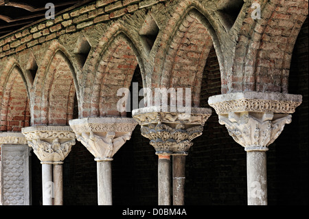 Cloître de l'abbaye St Pierre, Moissac, France. Banque D'Images