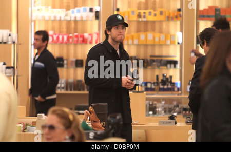 Harry Morton fait quelques achats de Noël chez Barneys de New York à Beverly Hills, Los Angeles, Californie - 04.12.10 Banque D'Images