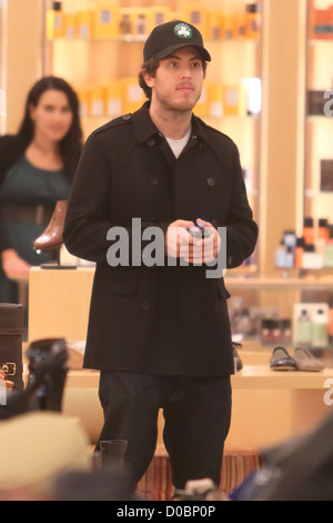 Harry Morton fait quelques achats de Noël chez Barneys de New York à Beverly Hills, Los Angeles, Californie - 04.12.10 Banque D'Images