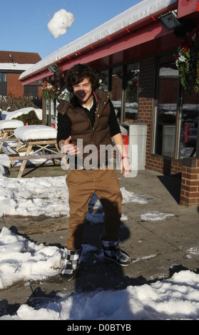 Harry Styles de One Direction d'arriver à Little Chef Doncaster, Angleterre - 06.12.10 Banque D'Images