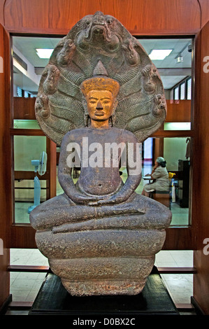 Bouddha protégé par le Naga Lopburi capot style art 13e 100 Wat Na Phra Men annonce Ayuddhaya Musée National de Bangkok, Thaïlande Banque D'Images
