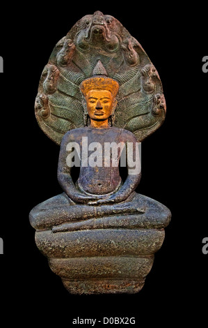 Bouddha protégé par le Naga Lopburi capot style art 13e 100 Wat Na Phra Men annonce Ayuddhaya Musée National de Bangkok, Thaïlande Banque D'Images