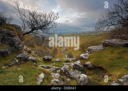 Vue depuis le haut de Malham Cove dans le Yorkshire Dales. Banque D'Images
