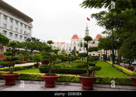 L'historique hôtel Rex (à gauche) et bâtiment du Comité populaire de Ho Chi Minh Ville au Vietnam. Banque D'Images