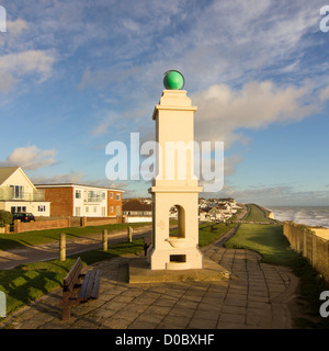 Monument situé sur le méridien où il quitte le Royaume-Uni vers le sud - clifftops Peacehaven, East Sussex Banque D'Images