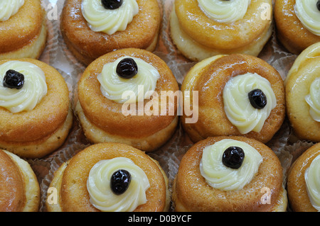 Naples. L'Italie. Affichage de Babà, baba au rhum traditionnel, gâteaux napolitains, Pasticceria Antica Carraturo. Banque D'Images